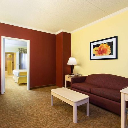 Baymont By Wyndham Tampa Near Busch Gardens Hotel Exterior foto