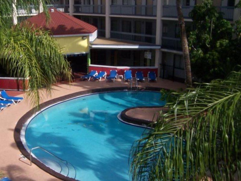 Baymont By Wyndham Tampa Near Busch Gardens Hotel Exterior foto