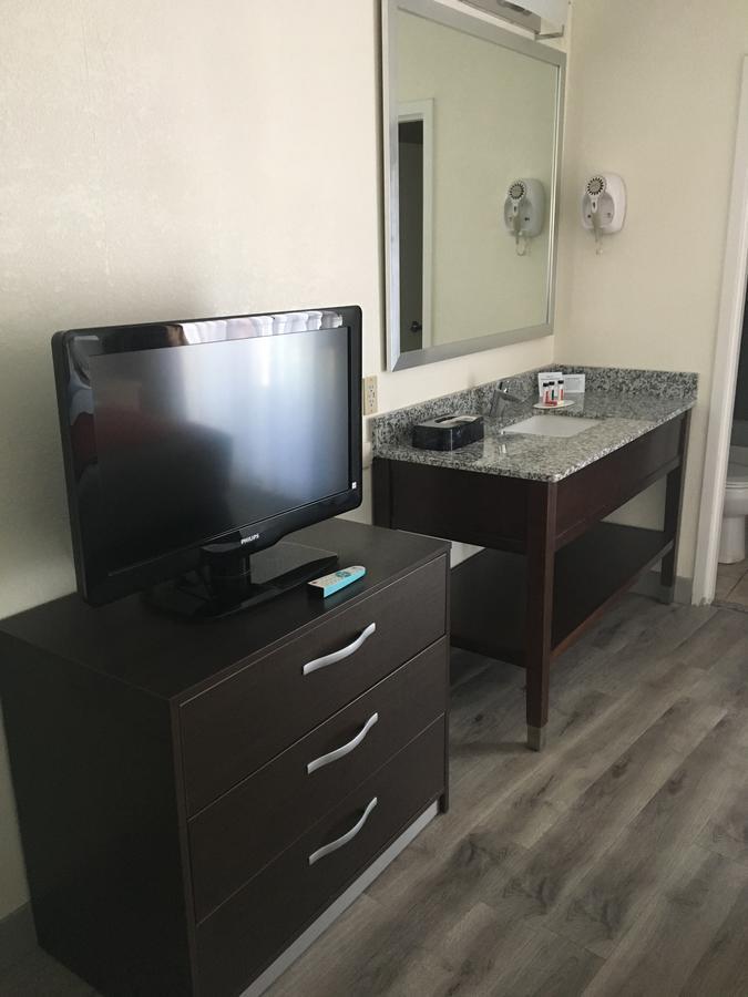 Baymont By Wyndham Tampa Near Busch Gardens Hotel Exterior foto