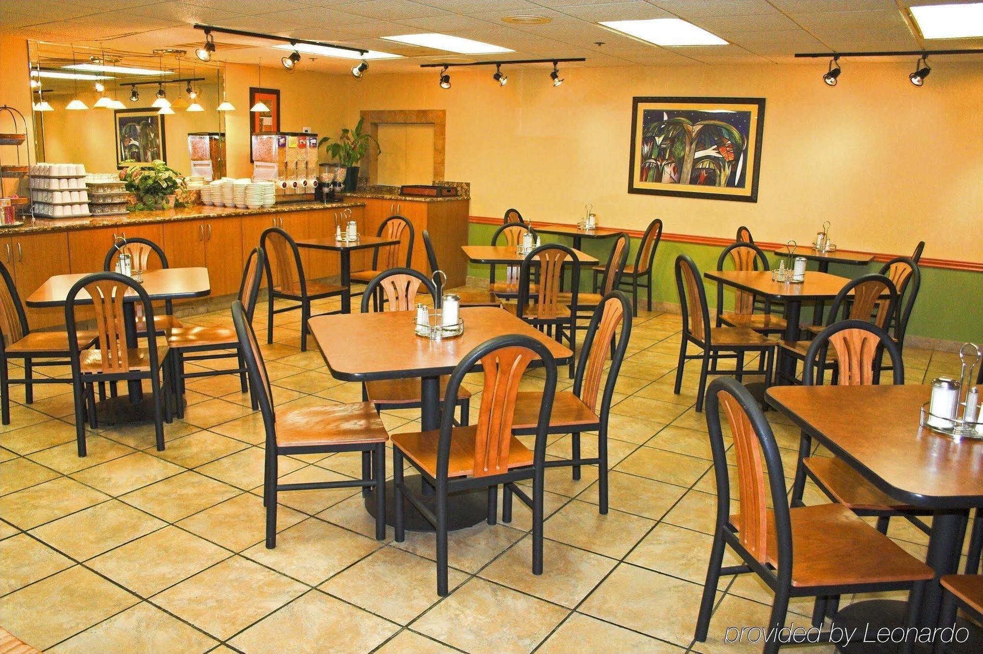 Baymont By Wyndham Tampa Near Busch Gardens Hotel Restaurant foto