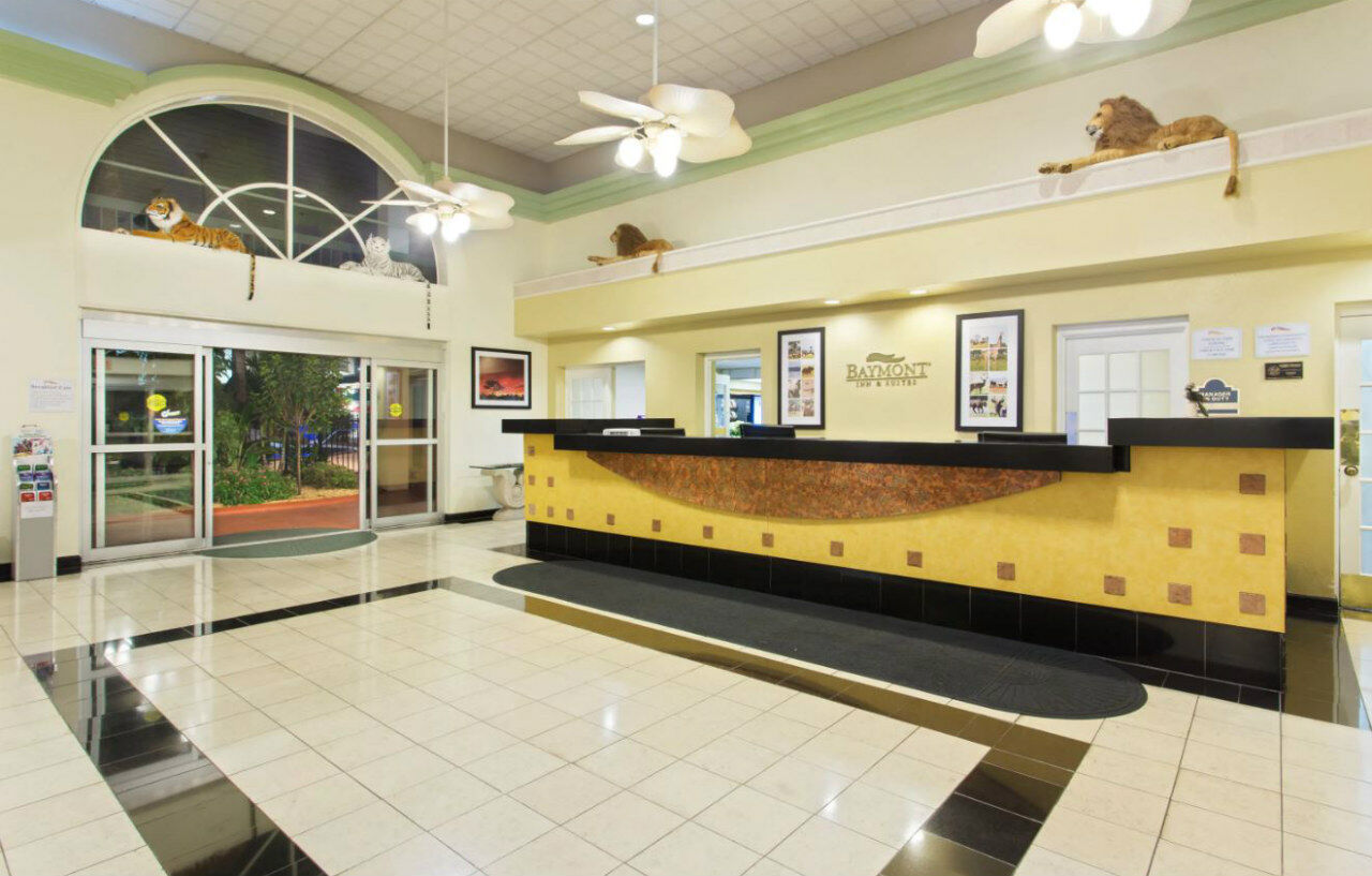 Baymont By Wyndham Tampa Near Busch Gardens Hotel Exterior foto
